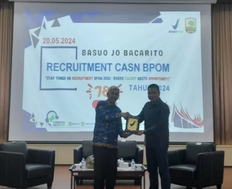 Wakil Rektor I Unand Prof Dr Syukri Arief MEng menerima cenderamata dari Kepala Biro Sumber Daya Manusia BPOM RI Dr Irwansyah S IP MSi saat Basuo jo Bacarito Sosialisasi Rekrutmen CASN Badan POM di Convention Hall Unand, Senin (20/5/2024). IST