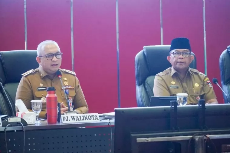 Pj Wako Padang Andree Algamar saat memimpin rapat staf bulanan Pemko Padang di Ruang Rapat Bagindo Aziz Chan, Balai Kota Padang, Senin (27/5/2024). Diskominfo Kota Padang