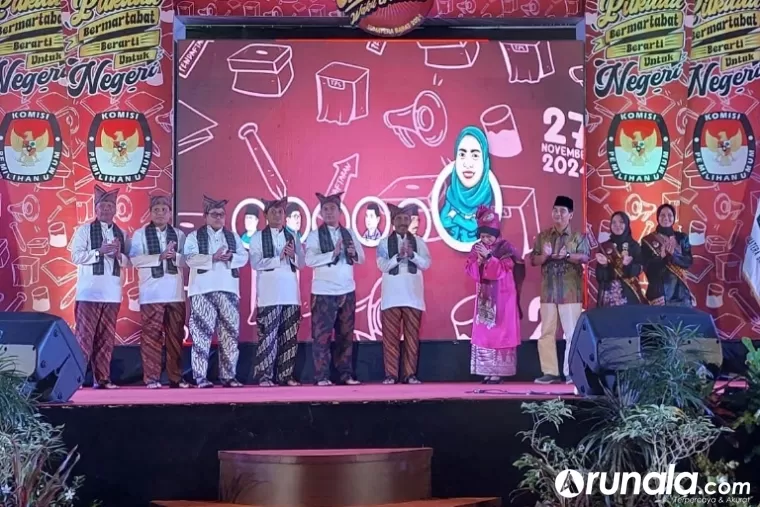 Komisioner KPU RI, Betty Epsilon Idroos bersama komisioner KPU Sumbar saat melaunching pemilihan Gubernur dan Wakil Gubernur Sumbar di Padang, Sabtu malam (18/5/2024). (dok : arunala.com)