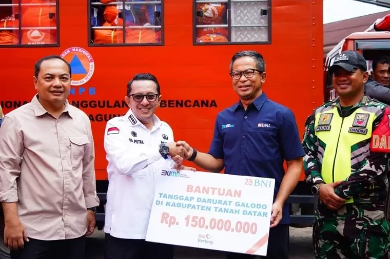 Direktur Network and Services BNI Ronny Venir, didampingi RCEO BNI Wilayah 02 Khairul Salam, menyerahkan bantuan ke ke Bupati Tanahdatar Eka Putra, Rabu (15/5/2024). Kominfo Tanah Datar