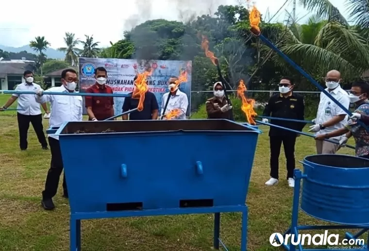 Pihak BNNP Sumbar bersama pihak Kejaksaan Negeri Pasaman musnahkan barang bukti narkotika jenis Ganja seberat 141 kg, di halaman kantor BNNP Sumbar, Kamis siang (16/5/2024). (dok : arunala.com)