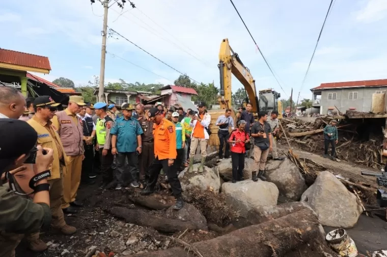 Kepala BNPB, Letjen TNI Suharyanto bersama Gubernur Sumbar Mahyeldi meninjau lokasi terdampak banjir lahar dingin di salah satu lokasi di Sumbar, kemarin. (dok : bnpb)
