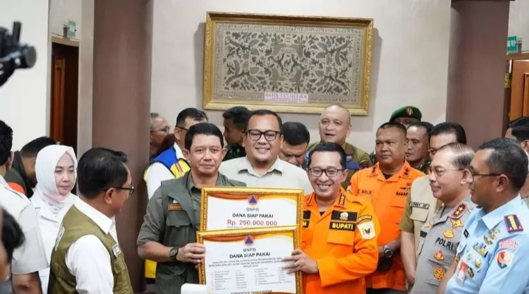 Kepala BNPB Letjen TNI Suharyanto menyerahkan bantuan untuk Tanahdatar yang diterima Bupati Tanahdatar Eka Putra, Senin (13/5/2024). Kominfo Tanahdatar