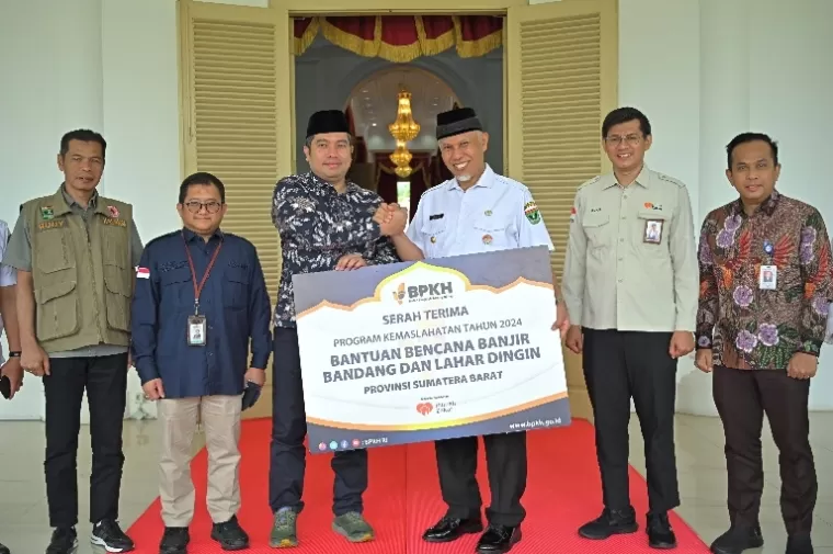 Gubernur Sumbar, Mahyeldi saat menerima bantuan untuk korban bencana di Sumbar dari BPKH di Padang, Rabu (22/5/2024). (dok : sumbarprov.go.id)