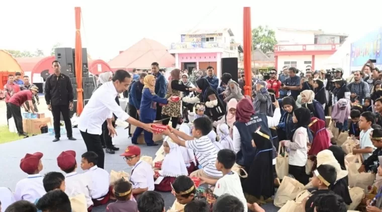 Presiden Joko Widodo mengunjungi posko tanggap darurat dan pengungsian di Lapangan Batu Taba, Kabupaten Agam, pada Selasa (21/5/2024). BPMI Setpres
