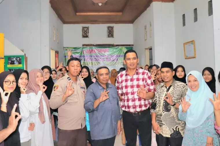 Camat Lubeg, Andi Amir bersama perangkat Kelurahan Banuaran saat melaunching PIK-R Remokes Basis, Jumat (10/5/2024). (Dok : Istimewa)