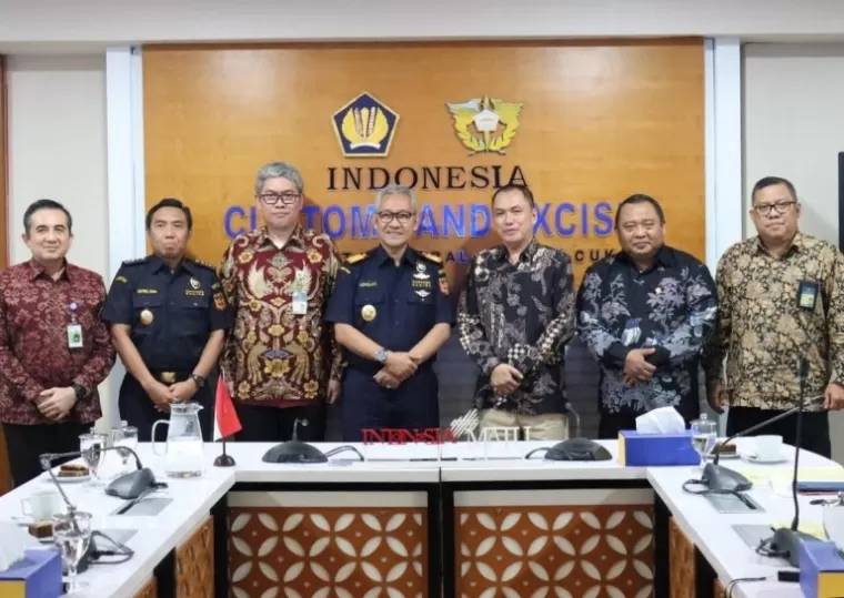 Ketua KPPU, M Fanshurullah Asa bersama Direktur Jenderal Bea Cukai, Askolani dan jajarannya di kantor Direktorat Jenderal Bea Cukai, Jakarta, Selasa (7/5/2024). (Dok : kppu.go.id)