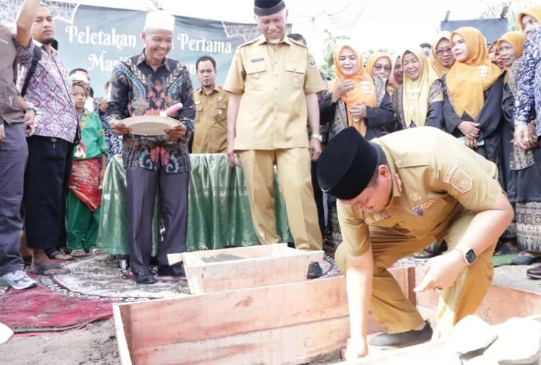 Gubernur Sumbar Mahyeldi dan Sekko Pariaman Yota Balad resmikan pembangunan Masjid Maimunah di Desa Cimparuah, Kota Pariaman, Senin (13/5/2024). (dok : istimewa)