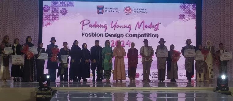 Foto bersama pemenang Padang Young Modest Fashion Design Competition 2024 bersama Ketua Dekranasda Kota Padang Ny Genny Putrinda Hendri Septa dan juri. IST