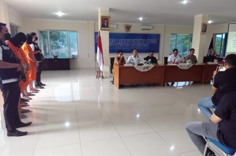 Pihak BNNP Sumbar saat konferensi pers atas penangkapan tiga Napi diduga kendalikan peredaran 141,7 kg ganja, di Padang, Selasa (7/5/2024). (Dok : Derizon)