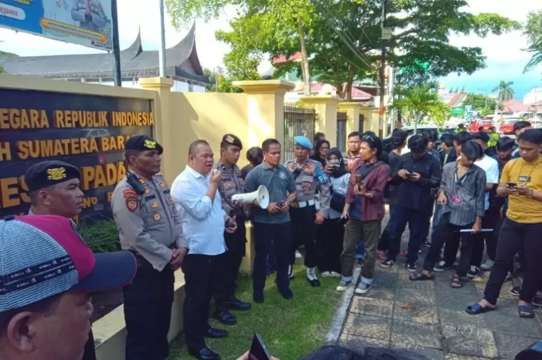 Kasat Reskrim Polresta Padang Kompol Dedy Adriansyah Putra berikan penjelasan kepada pendemo di depan Mapolresta Padang, Senin (6/5/2024). (Dok : Arunala.com)