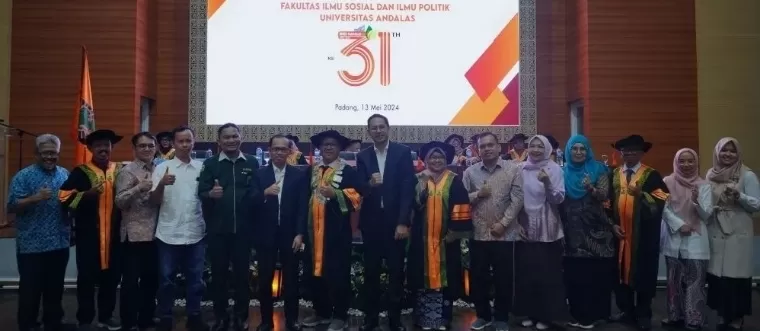 Rektor Universitas Andalas Efa Yonnedi PhD bersama Dekan FISIP Dr Azwar MSi dan civitas akademika saat Dies Natalis ke-31 FISIP Unand di Gedung Serba Guna Fakultas Hukum Unand pada Senin (13/5). Humas Unand