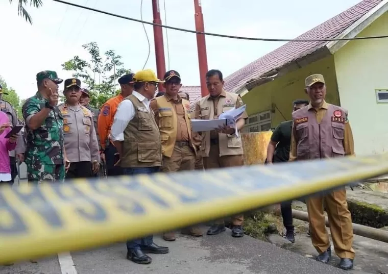 Kepala BNPB Letjen TNI Suharyanto didampingi Gubernur Sumbar Mahyeldi Ansharullah dan Pj Wako Padangpanjang Sony Budaya Putra saat meninjau lokasi banjir bandang, Selasa (14/5/2024). Kominfo Padang Panjang