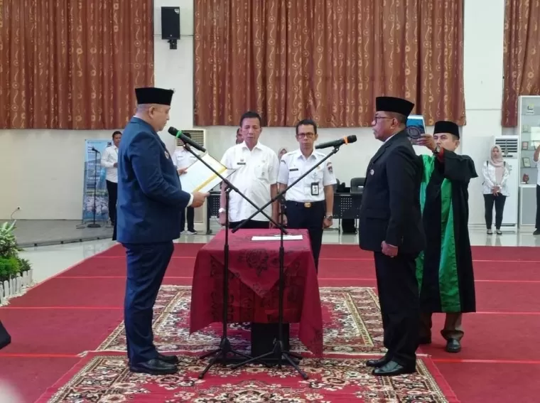 Pj Wali Kota Padang, Andree Algamar melantik Kepala Bapenda Yosefriawan sebagai Pj Sekko Padang di Ruang Rapat Bagindo Aziz Chan, Balai Kota Padang, Rabu (29/5/2024). Diskominfo Kota Padang