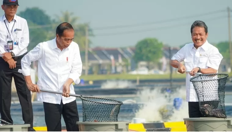 Presiden Joko Widodo didampingi Menteri Kelautan dan Perikanan Sakti Wahyu Trenggono meresmikan modeling kawasan tambak budidaya ikan nila salin di Karawang, Jawa Barat, Rabu (8/5/2024). Humas KKP RI