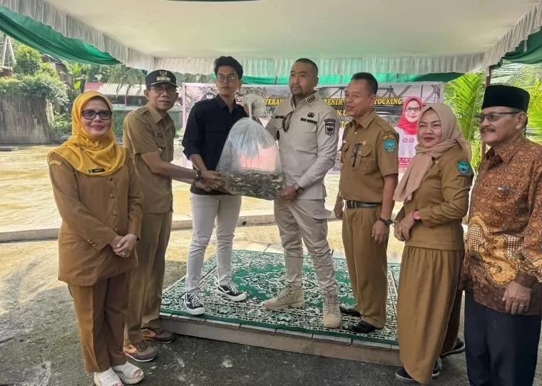 Wagub Sumbar Audy Joinaldy didampingi Kadis DKP Sumbar Dr Ir Reti Wafda MTp menyerahkan benih ikan gariang ke perwakilan Pokmaswas di Sawahlunto. IST