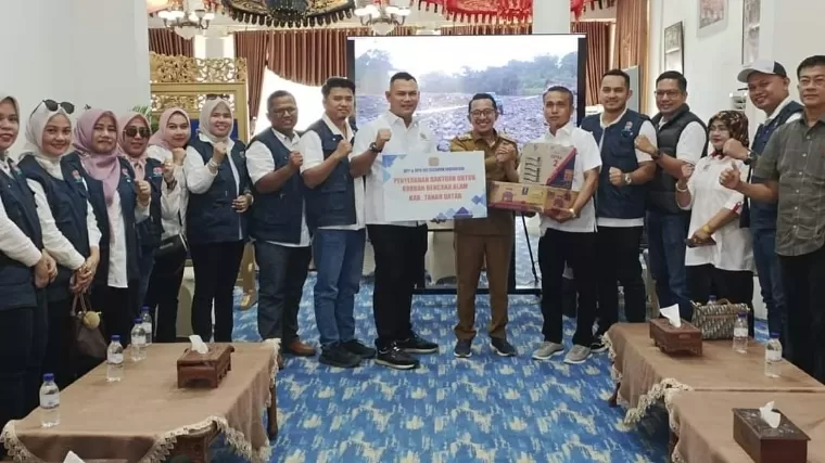 Ketua DPD REI Sumbar Satria Eka Putra menyerahkan bantuan kepada Bupati Tanahdatar Eka Putra di posko utama Indojolito Batusangkar, Senin (27/5/2024). Prokopim Tanah Datar