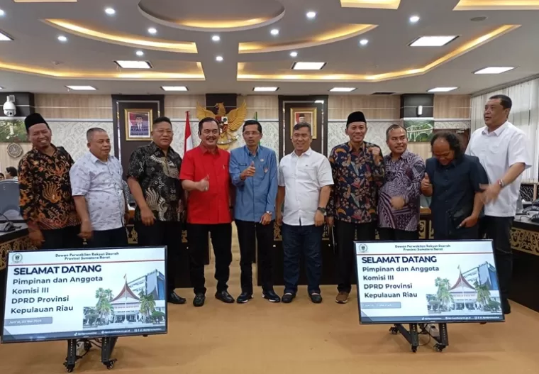 Sekretaris DPRD Sumbar, Raflis bersama rombongan Komisi III DPRD Provinsi Kepulauan Riau (Kepri), di ruangan khusus 1, Jumat (3/4/2024). (dok : istimewa)