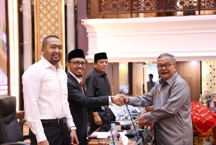 Wakil Ketua DPRD Sumbar, Irsyad Syafar menerima hasil penetapan anggota pansus pembahasan LKPJ Gubernur 2023 disaksikan Wagub Audy Joinaldy, Kamis (2/5/2024). (dok : humas dprd sumbar)