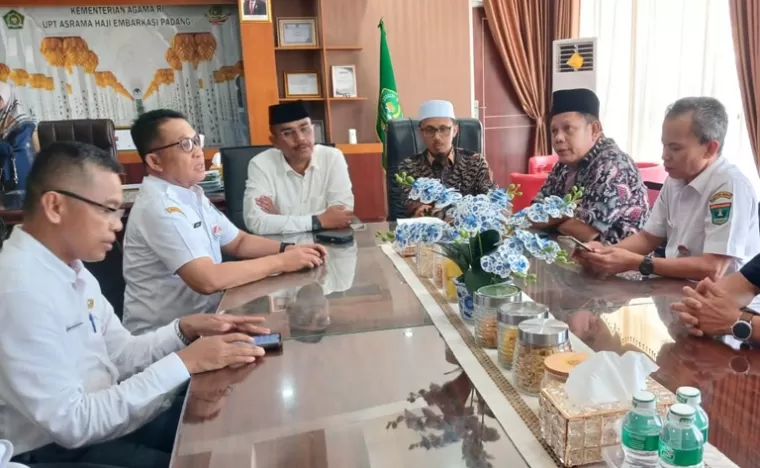 Wakil Ketua DPRD Sumbar, Irsyad Safar didampingi anggota Komisi V tinjau kesiapan UPT Embarkasi Padang, Rabu (8/5/2024). (dok : humas dprd sumbar)