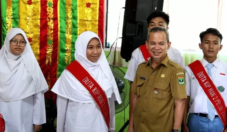 Kabag Persidangan Sekretariat DPRD Sumbar, Zardi Syahrir, hadiri acara pengukuhan Duta Keterbukaan Informasi Publik (KIP) MAN 2 Painan, Senin, (6/5/2024). (dok : humas dprd sumbar)