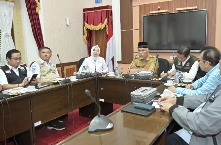 Gubernur Sumbar Mahyeldi bersama Kepala BMKG Dwikorita Karnawati dan pihak lainnya rapat membahas kondisi rawan di zona merah Gunung Marapi di Padang, Senin (13/5/2024). (dok : sumbarprov.go.id)