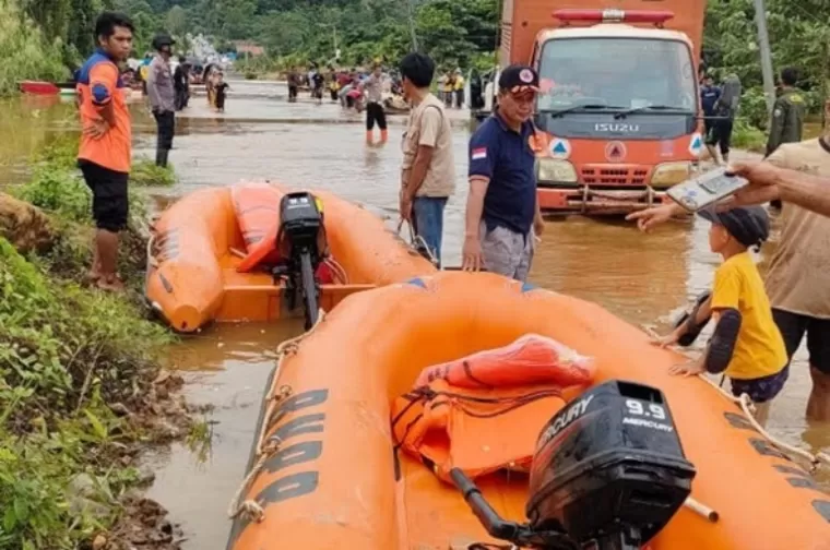 BPBD Kabupaten Konawe bersama pihak terkait, mengevakuasi warga  terdampak banjir dengan perahu karet dan rakit, Jumat (10/5/2024). (Dok : BPBD Kabupaten Konawe)