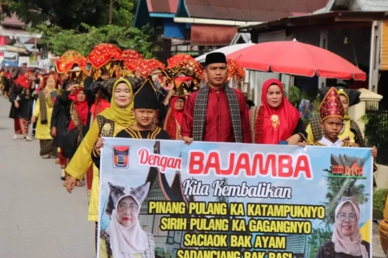 Camat Lubeg Nofiandi Amir diantara para Bundo Kanduang yang akan gelar muscam se Kecamatan Lubeg, Kamis (23/5/2024). (dok : istimewa)