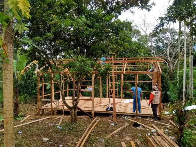 Proses pembangunan hunian sementara bagi pengungsi banjir bandang di Tanahdatar. Kominfo Tanah Datar
