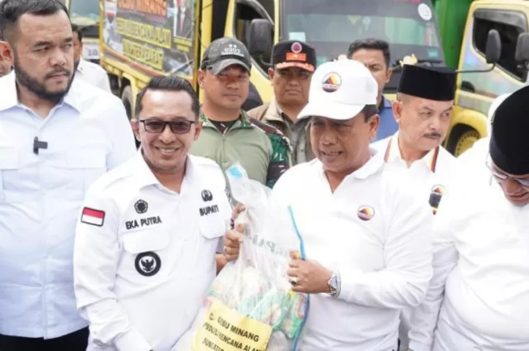 Bupati Tanahdatar Eka Putra secara simbolis terima paket bantuan untuk korban banjir bandang dari Gebu Minang yang diserahkan Komandan Satgas Bencana DPP Gebu Minang, Irjen Pol Syafrizal Ahyar di Batusangkar, Rabu (22/5/2024). (dok : istimewa)