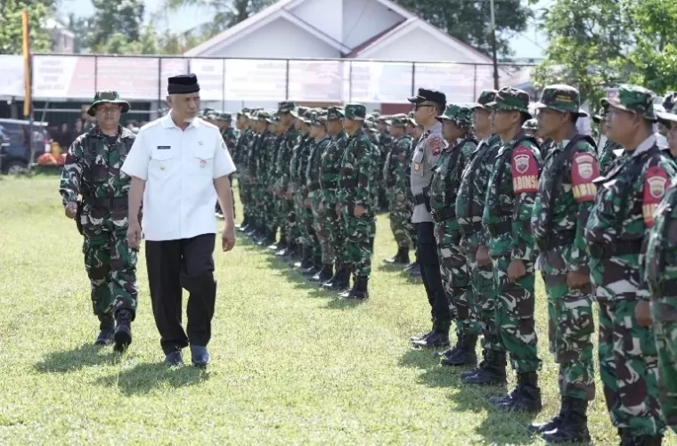Gubernur Sumbar, Mahyeldi periksa barisan anggota TNI yang akan laksanakan TMMD di Sungai Tarab, Kabupaten Tanahdatar, Rabu (8/5/2024). (Dok : Istimewa)