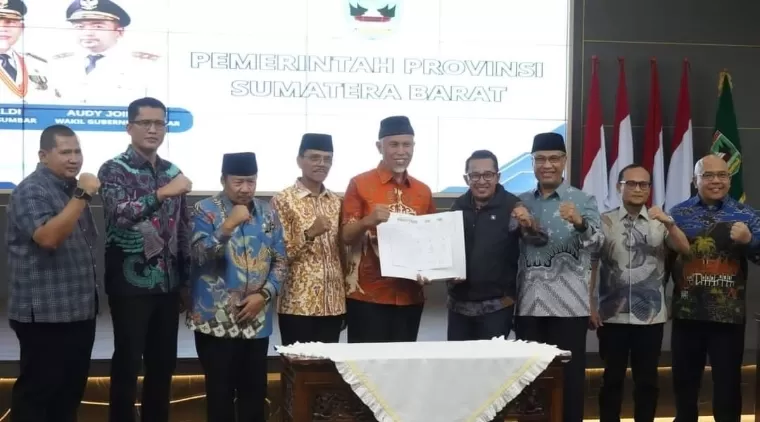 Gubernur Mahyeldi bersama sejumlah kepala daerah tandatangan komitmen percepatan pembangunan tol. Prokopim Tanah Datar