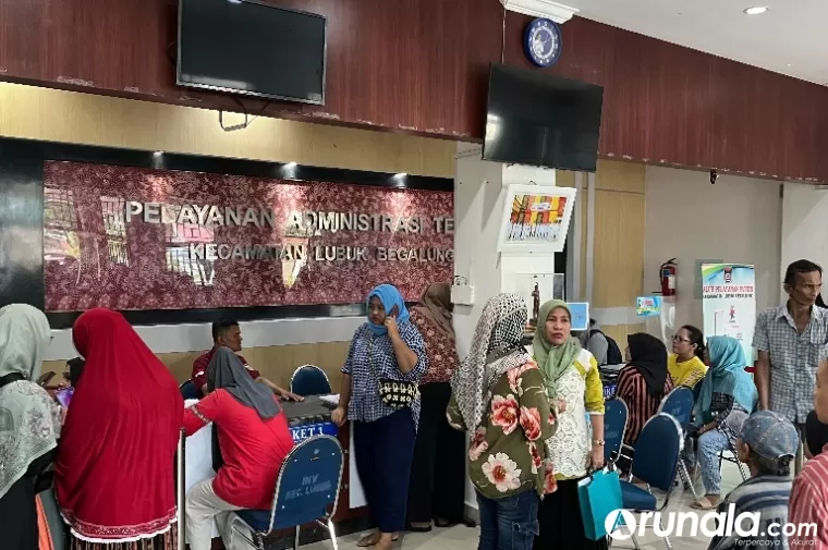 Terlihat masyarakat cukup ramai urus aktivitasi IKD di Kantor Camat Lubeg, Kota Padang, kemarin. (dok : arunala.com)