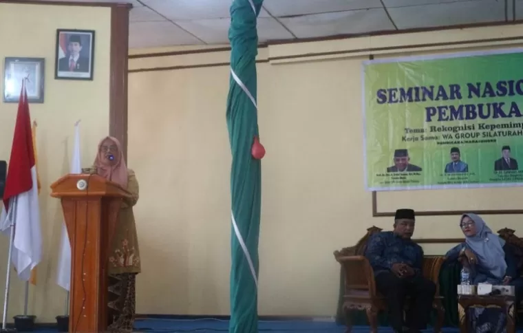 Staf ahli Bidang Sumber Daya Manusia Setko Pariaman, Hertati Taher berikan sambutan saat Halal Bihalal digelar STIT SB Pariaman, Sabtu (20/4/2024). Dok : Istimewa)