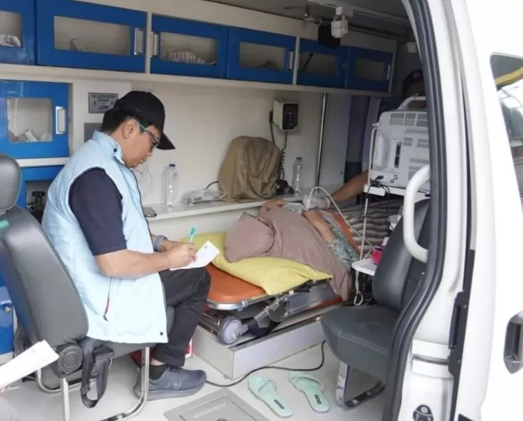 Pemeriksaan kesehatan masyarakat saat  pengabdian Pernefri dalam rangka Hari Ginjal Sedunia di Solok Selatan, Sabtu (4/5/2024). Humas Solsel