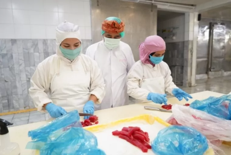 Dirjen PDSPKP Budi Sulistiyo saat meninjau proses pengolahan tuna di Bali. Dokumen KKP RI