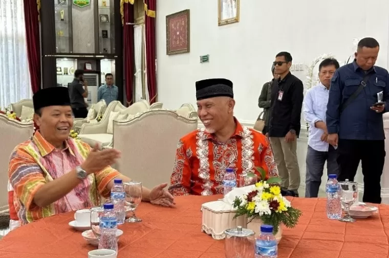 Wakil Ketua Majelis Syuro PKS Hidayat Nur Wahid bersama Gubernur Sumbar Mahyeldi saat hadiri Milad PKS ke-22 di DPW PKS Sumbar,  Sabtu (4/5/2024). (Dok : Istimewa)