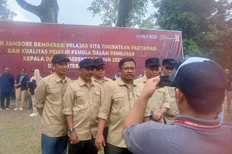 Koordinator Teknis KPU RI, Idham Holik saat resmikan Jambore Demokrasi Pelajar di kawasan camping ground Mifan Kota Padangpanjang, belum lama ini. (Foto : Arunala.com)