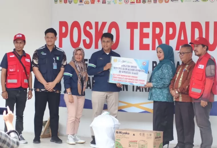 Ketua Serikat Pekerja PT ASDP Indonesia Ferry Cabang Padang, Adhe Yusra serahkan bantuan untukkorban bencana banjir lahar dingin Gunung Marapi di Tanahdatar, Kamis (30/5/2024). (dok : istimewa)