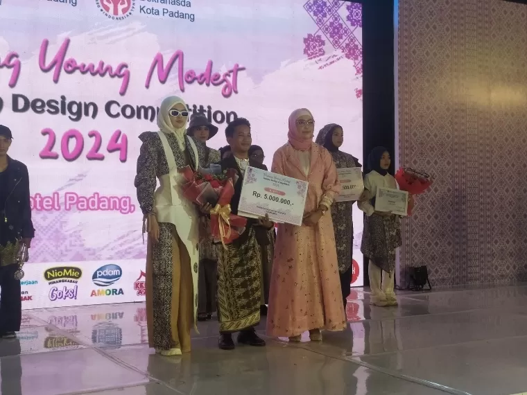 Ketua Dekranasda Kota Padang Ny Genny Putrinda Hendri Septa bersama Juara 1 Padang Young Modest Fashion Design Competition 2024 Muhammad Ridho. IST