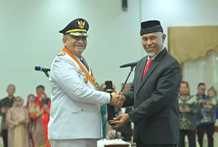 Gubernur Sumbar, Mahyeldi melantik Andree Harmadi Algamar sebagai Pj Wali Kota Padang, Jumat (17/5/2024). (dok : sumbarprov.go.id)