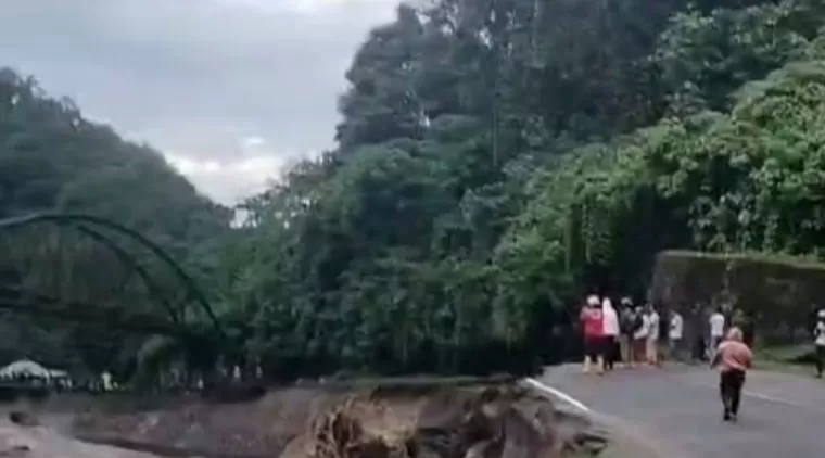 Tangkapan video kondisi Jalan Padang-Bukittinggi putus total akibat banjir bandang dan luapan sungai. (Dok : Istimewa)