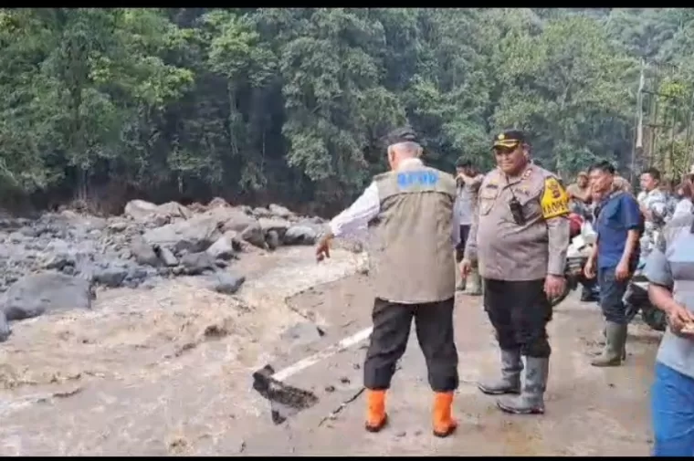 Minggu pagi (12/5/2024), Gubernur Sumbar, Mahyeldi saat meninjau kondisi jalan nasional Padang-Bukittinggi di Silaiang yang putus terputus akibat banjir pada Sabtu malam (11/5/2024). (dok : pemprovsumbar.go.id)