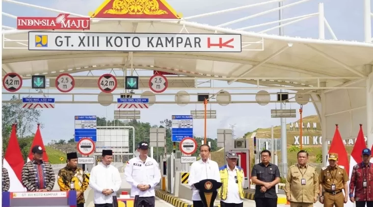 Presiden Joko Widodo meresmikan jalan tol Pekanbaru--Padang Ruas Bangkinang--Pangkalan Seksi Bangkinang-XIII Koto Kampar, Jumat (31/5/2024). IST