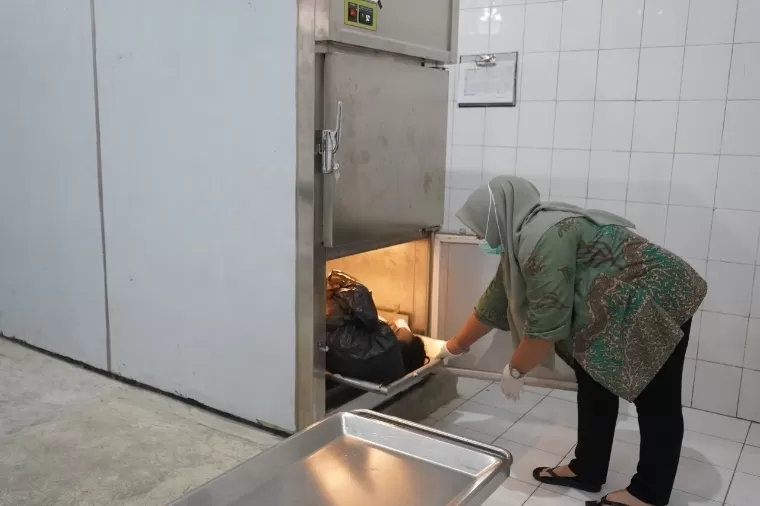 Jenazah tanpa identitas yang belum dijemput keluarganya masih tersimpan tersimpan di ruang Instalasi Forensik dan Pemulasaraan Jenazah RSUP M Djamil. IST