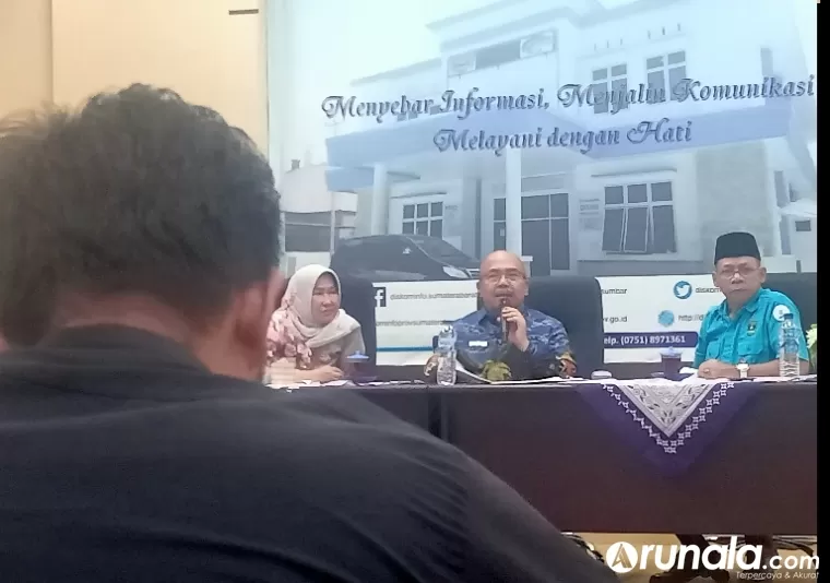 Sekretaris Provinsi (Sekprov) Sumbar, Hansastri didampingi Kadis Kominfotik Sumbar, Siti Aisyah, saat jumpa pres di Kantor Kominfo Sumbar, Kamis (16/5/2024). (dok : arunala.com)