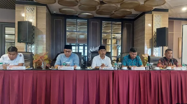 Komisioner KPU Sumbar berikan paparan terkait pembentukan TPS untuk pilkada serentak 2024 di Sumbar, di Padang, Senin (27/5/2024). (dok : arunala.com)