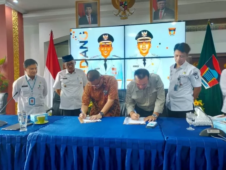Penandatanganan MoU antara Perusahaan Umum Daerah Padang Sejahtera Mandiri dengan PT Blue Bird Tbk di Gedung Putih Kediaman Wali Kota Padang, Rabu (8/5/2024). Facebook/Diskominfo Kota Padang