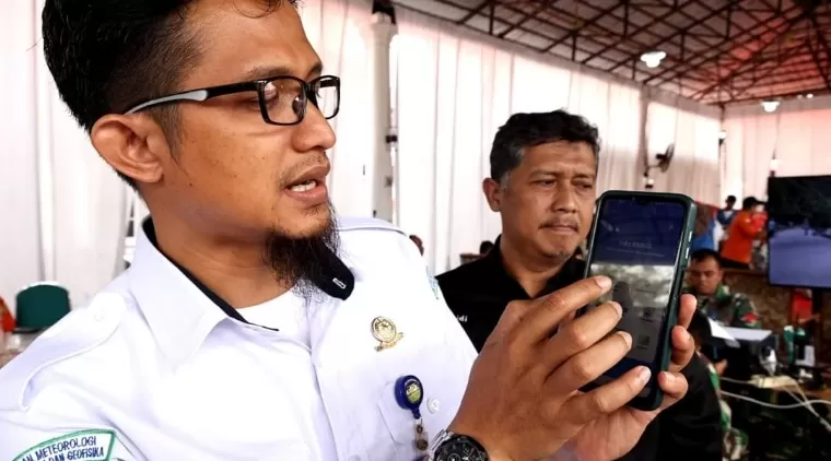 Pegawai BMKG memperlihatkan aplikasi Info BMKG yang bisa di download di  Google Play bagi yang menggunakan android dan juga melalui Appstore bagi pengguna IPhone. Kominfo Tanah Datar