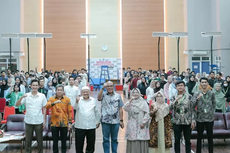 Ketua DPRD Sumbar Supardi saat hadiri diskusi yang diadakan HIMA Hukum Administrasi Negara Universitas Andalas (Unand), di Gedung Serba Guna Fakultas Hukum, Senin (6/5/2024). (dok : humas dprd sumbar)